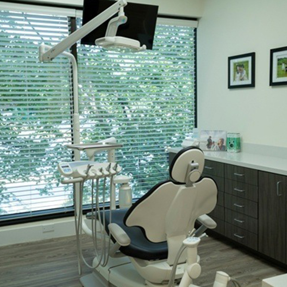 Vernon Woods Dental Implant Center | Ceramic Crowns, Preventative Program and Digital Radiography